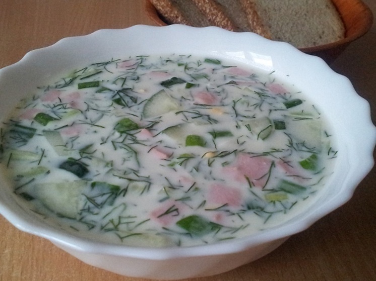 Необычные рецепты окрошки: с яблоком и кальмаром
