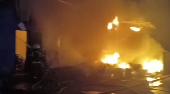 Кадры крупного пожара в Новой Москве: сгорели торговые павильоны