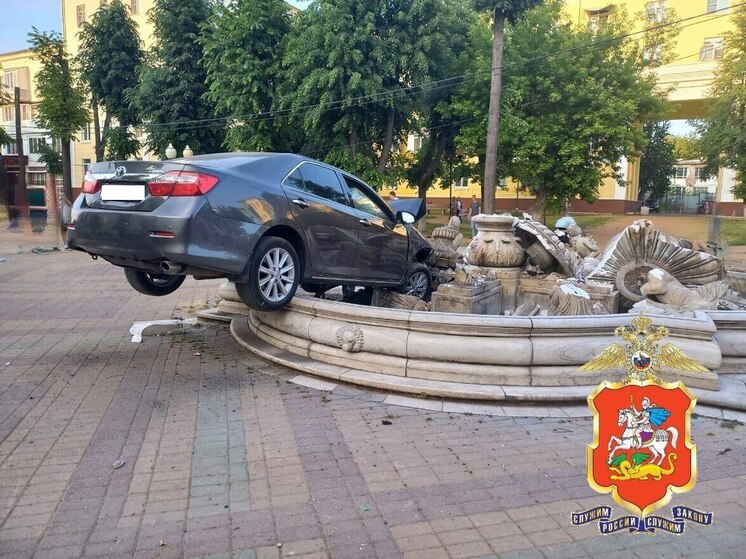 Водитель за рулем иномарки в Подмосковье влетел в фонтан
