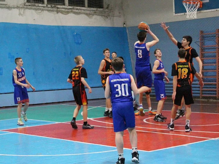 In Onega engagieren sich Jugendliche im Rahmen des Projekts „Basketball Town“ im Sport