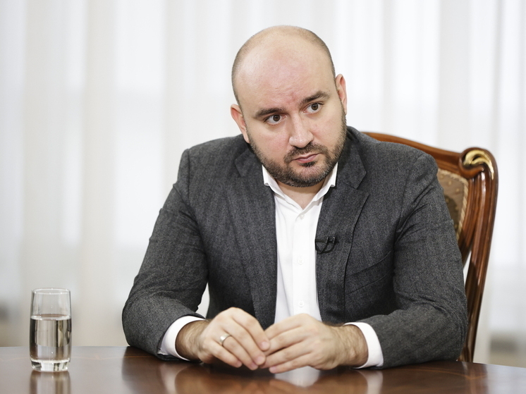 В Самаре губернатор Федорищев торжественно вручил паспорта 14-летним подросткам