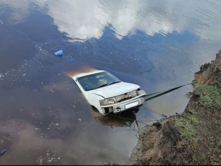 В Верхневилюйском районе водолазы подняли автомобиль с телом пропавшего водителя