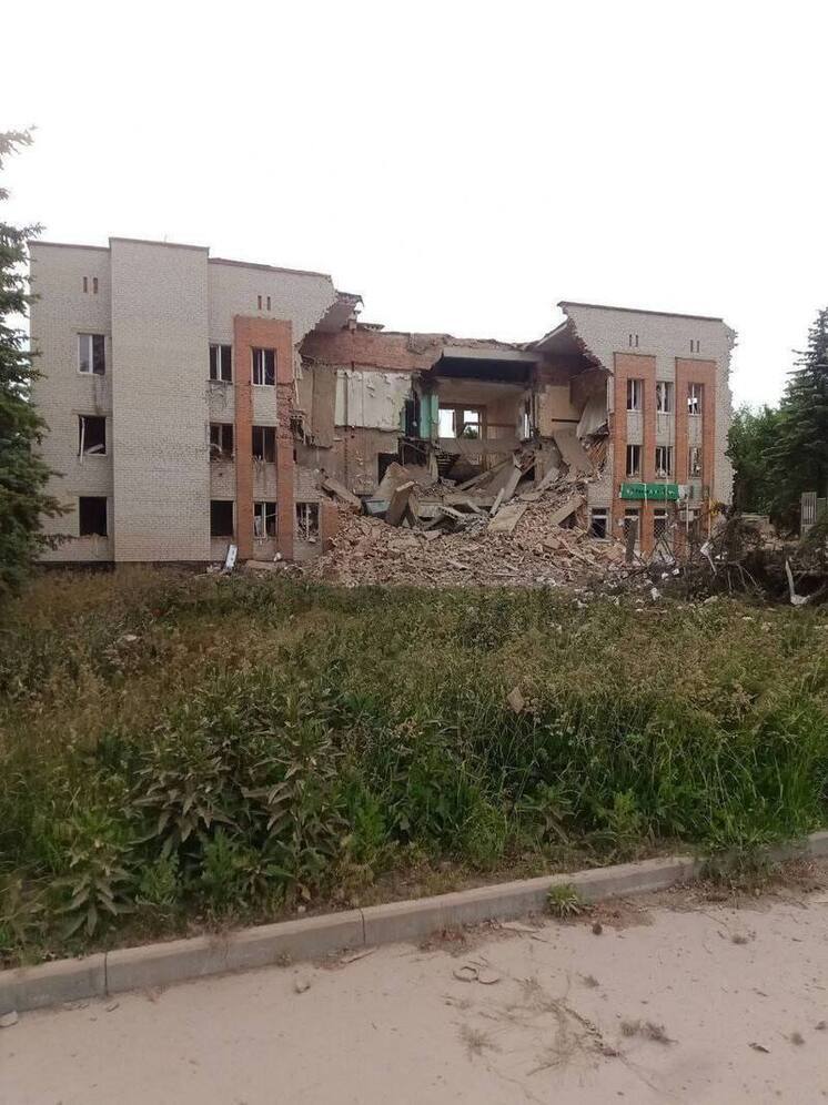 БПЛА ВСУ атаковали здание администрации и школу в Большесолдатском районе