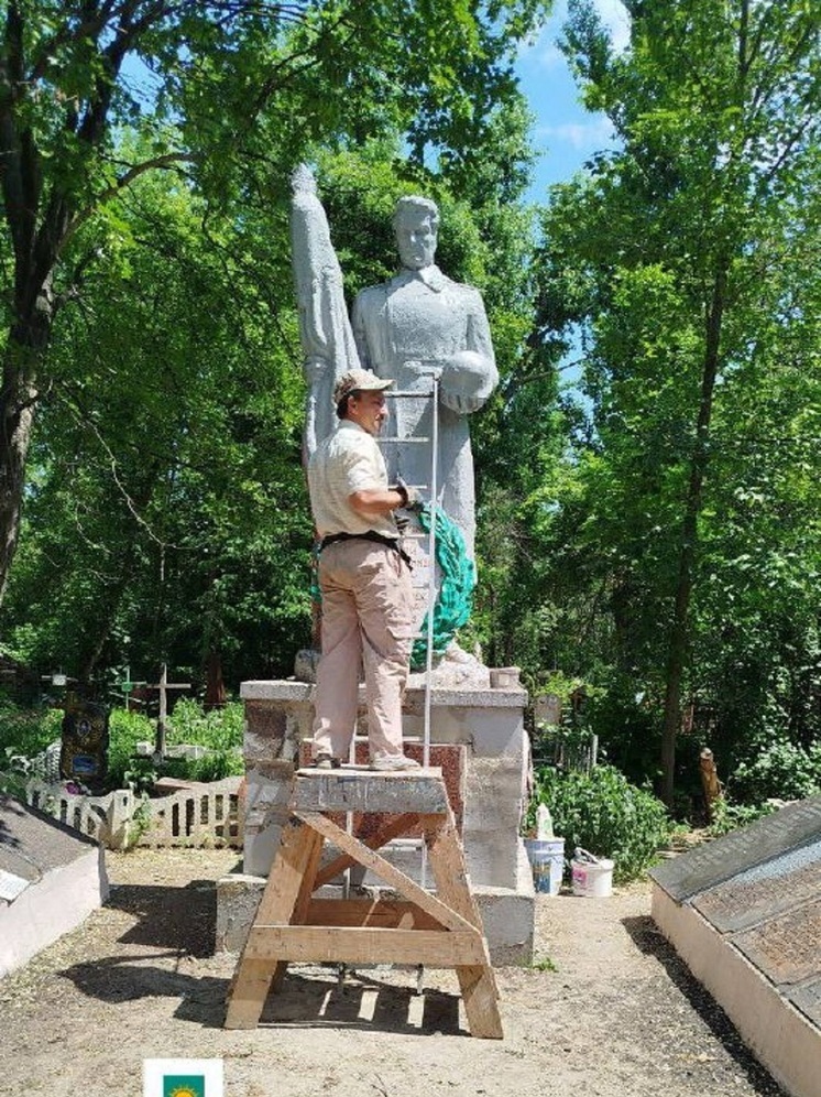 В Макеевке завершают восстановление Братской могилы советских воинов Южного фронта