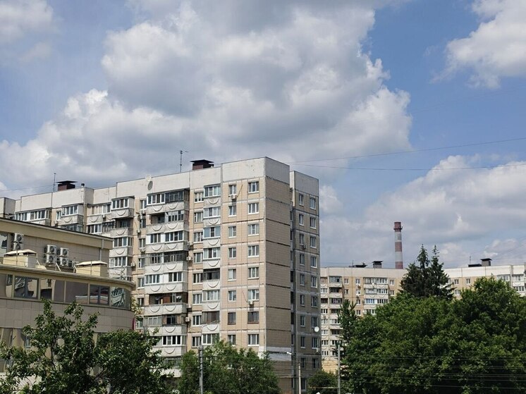 Юная белгородка облила прохожих водой с краской из окна