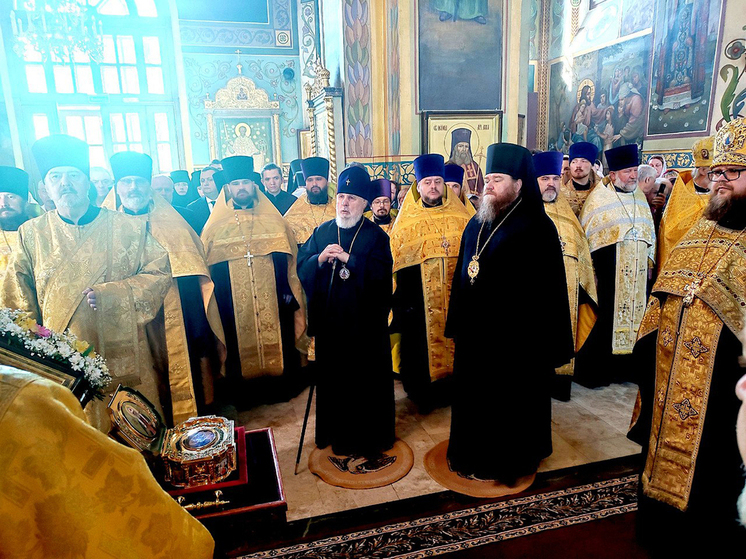 По благословению предстоятеля Русской православной церкви патриарха Кирилла 3 июня состоялось принесение ковчега с мощами святителя Тихона, патриарха Московского и Всероссийского в пределы Пермской митрополии