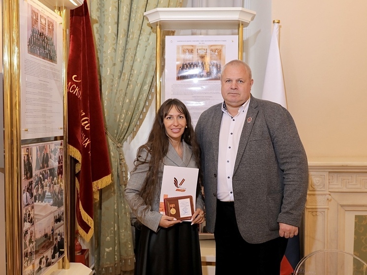 Глава корпорации «ИнФинТех» Мария Михайлова получила награду «За заслуги в патриотическом воспитании». Медаль вручили в Заксобрании Петербурга.
