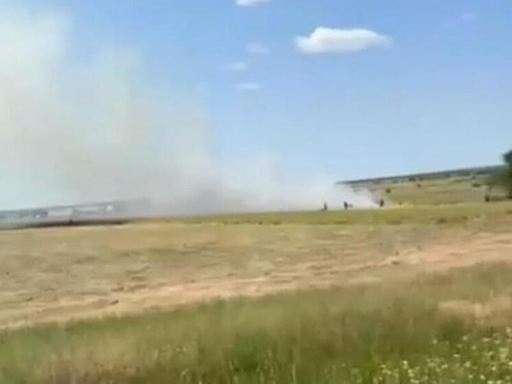 В Ростовской области после серии громких взрывов загорелось поле