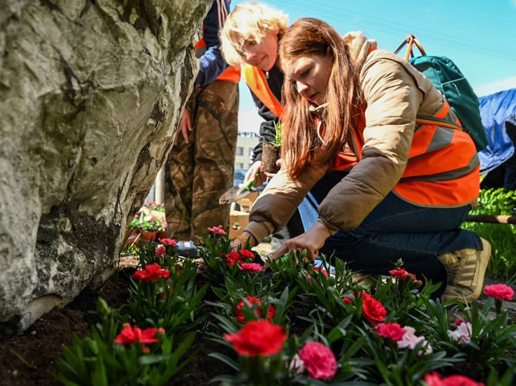 Мурманские подростки начали заниматься благоустройством города в рамках проекта «Работа рядом»