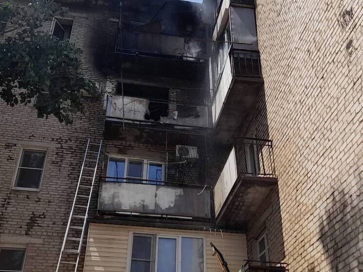 В Астрахани загорелась пятиэтажка, пострадали дети