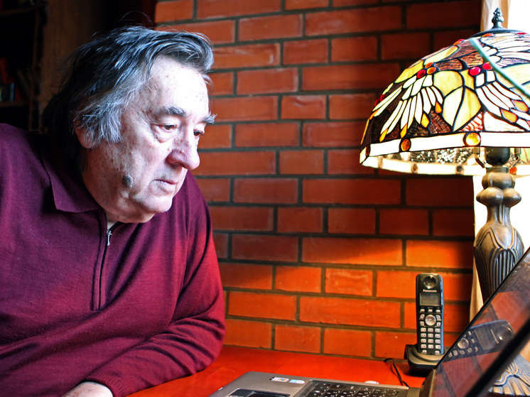 Путин присвоил звание Героя труда писателю Александру Проханову