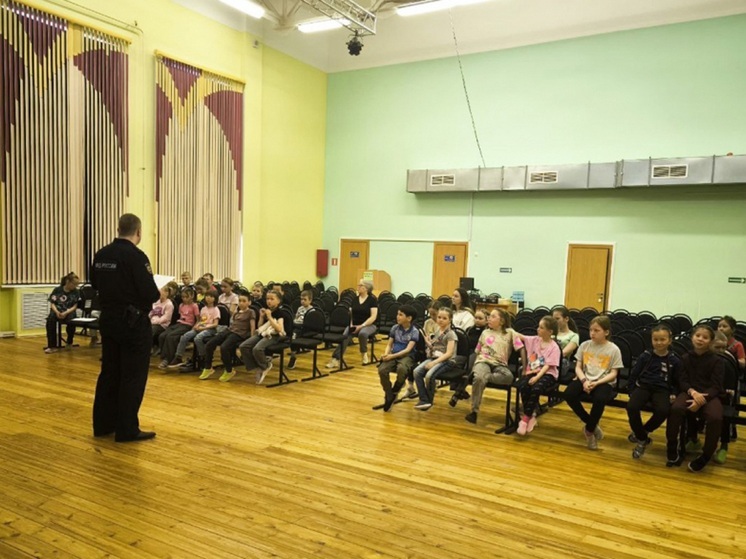 В Оме и Красном участковые провели беседы со школьниками