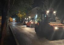 На ул. М. Аладьина уложен выравнивающий слой асфальта и на 80% плитка на тротуарах, смонтированы дорожные бордюры, заменены люки смотровых колодцев