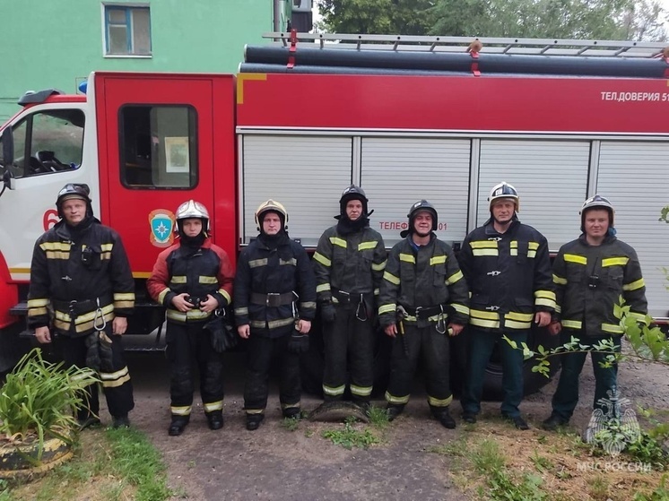 В Курске спасли женщину и ребёнка из горящего дома на Парковой
