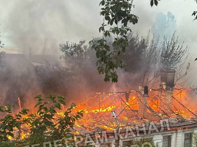 В Таганроге загорелась заброшенная столовая