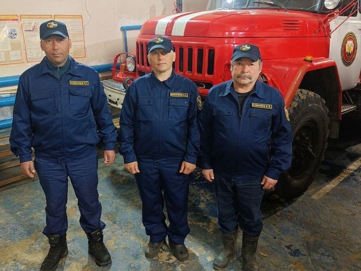 В Красном и Оксино пожарным выдали новую форму