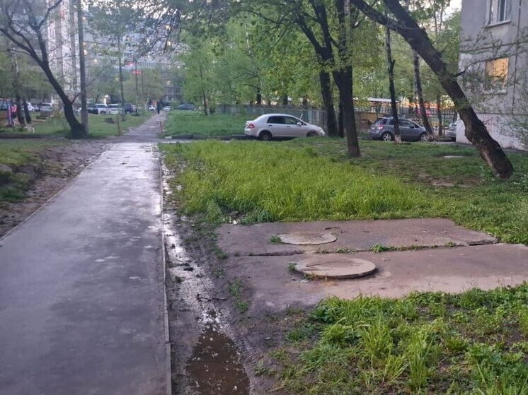 Вечно текущий колодец по улице Панфиловцев в Хабаровске угрожает благоустройству дворов