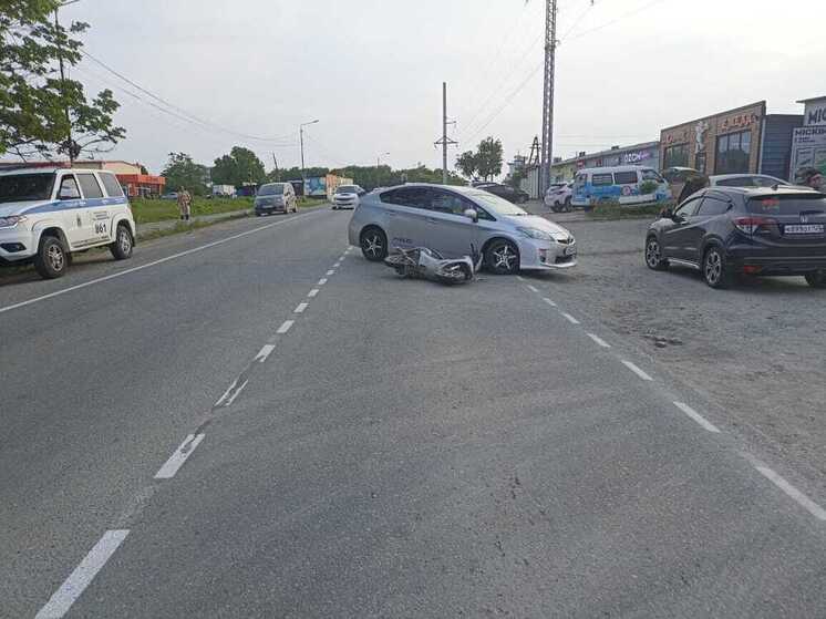 Во Владивостоке подросток без прав попал в аварию на мотороллере: отцу грозит штраф