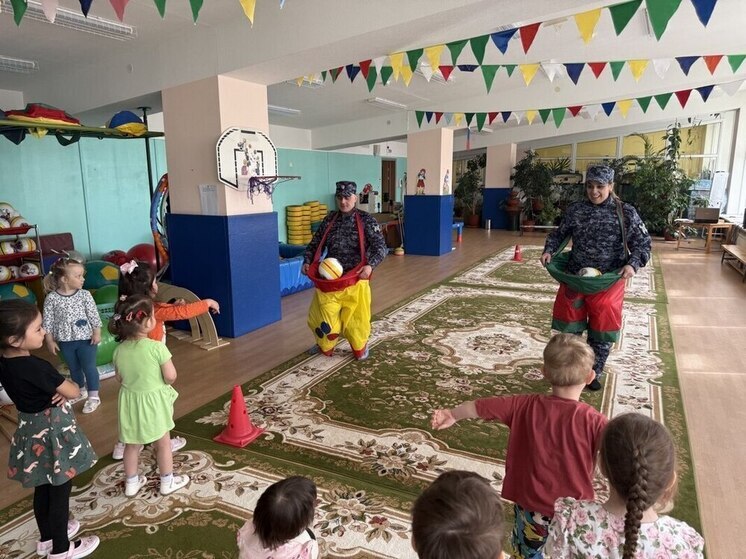 Сотрудники Росгвардии поздравили детей Чукотки с Международным днём защиты детей