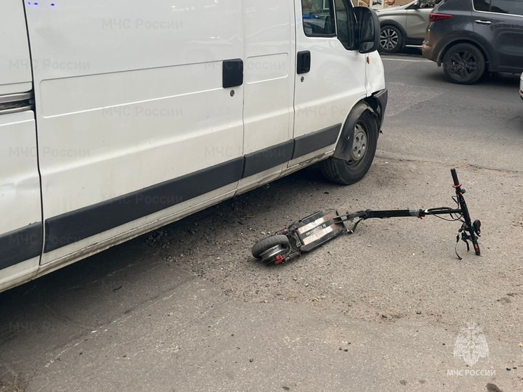 Человек пострадал при столкновении микроавтобуса и самоката в центре Калуги