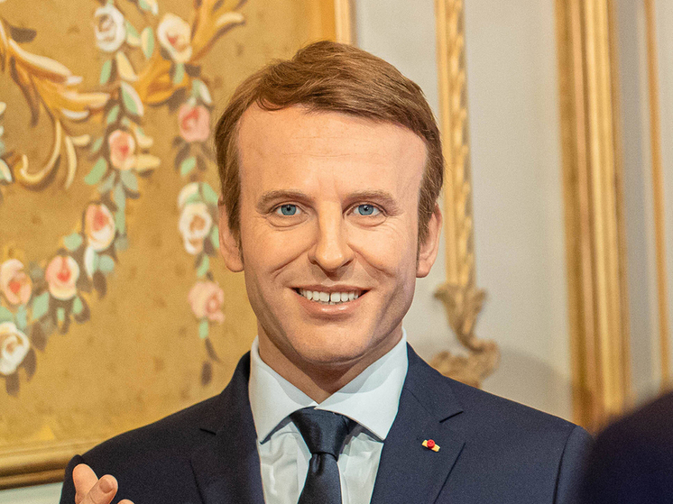 Похищенную из музея в центре Парижа статую президента Франции установили у здания посольства России