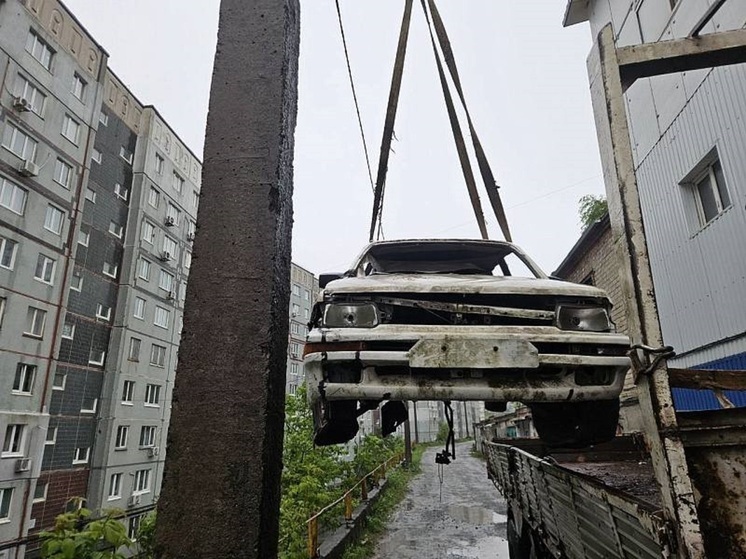 Дорожники Владивостока вывезли с городских улиц шлагбаум и другие незаконные строения