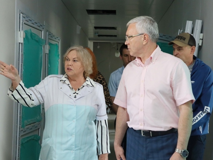 Политик Эдуард Кузнецов проверил, как ремонтируют Новодеревянковскую участковую больницу