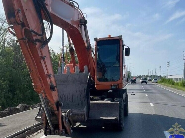 49-летний водитель «Жигулей» влетел в экскаватор в Самарской области днем 3 июня