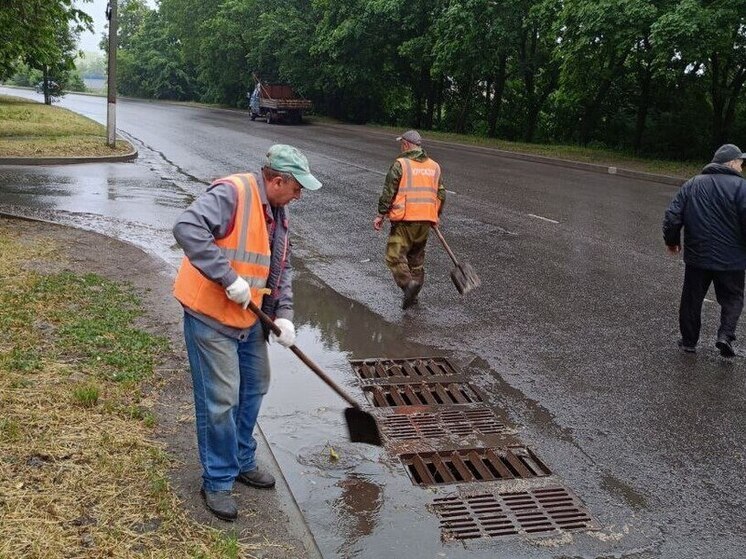 Более 70 рабочих очищают Курск от пыли и мусора