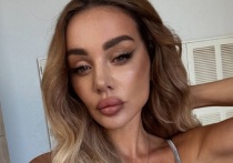 42-летняя певица Анна Седокова оправилась от нервного срыва, случившегося после трагической смерти ее третьего мужа баскетболиста Яниса Тиммы. Экс-участница группы «ВИА Гра» продолжила выкладывать в соцсети горячие фото с минимумом одежды.