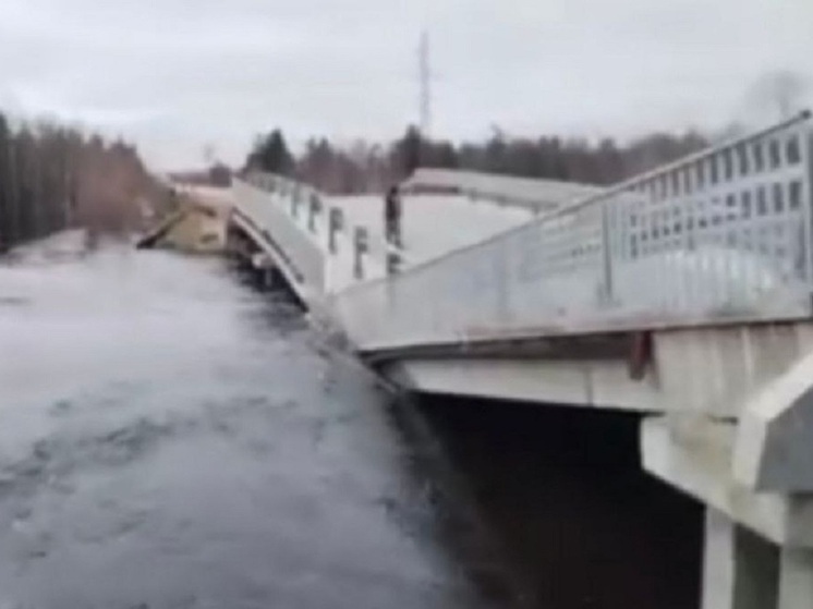В Тарко-Сале из-за потопа развалился мост