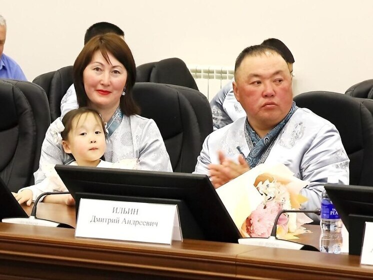 В Иркутской области наградили 15 почетных семей и 8 опекунов