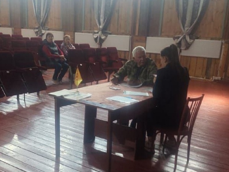 Дорогие дрова, проблемы с медициной, некачественная вода. Жители Панкрушихинского района озвучили свои проблемы в общественной приемной Александра Терентьева