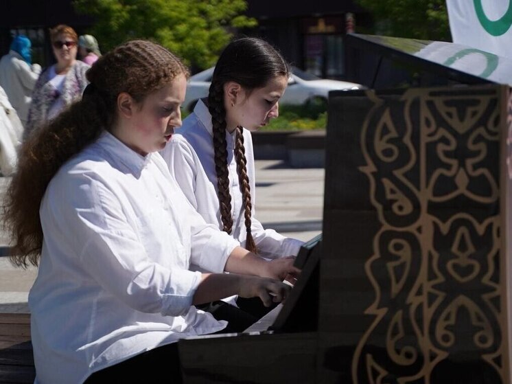 На бульваре Гагарина появилось пианино в стиле иркутского деревянного кружева