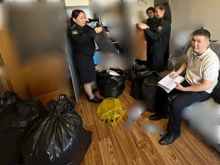 В Туве судебные приставы выселили бывших хозяев из квартиры