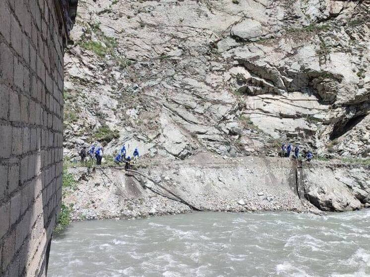 В Северной Осетии камнепад снёс 30-метровый участок газопровода, оставив без газа посёлок