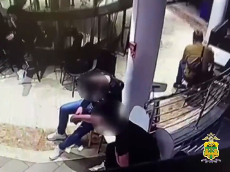 Приезжий в Сочи украл телефон у уснувшего посетителя фастфуда