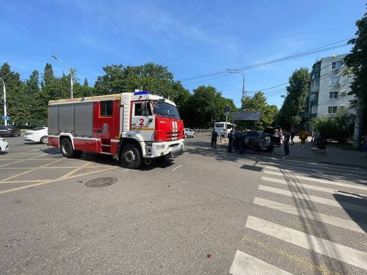 В Краснодаре легковушка врезалась в бордюр и ограждение после столкновения с пожарной машиной