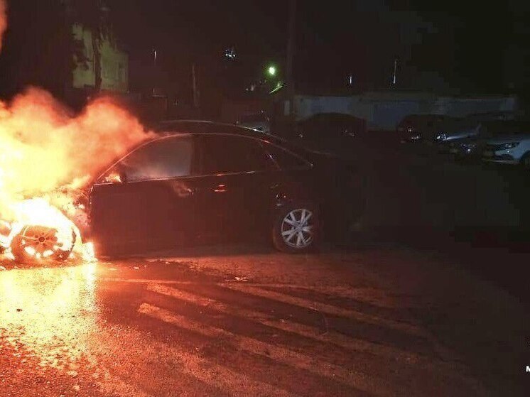 На улице в Губкине загорелась иномарка