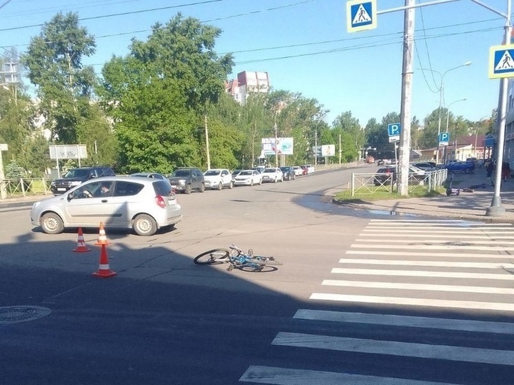 В Вологде сбили выехавшего на дорогу на запрещающий сигнал светофора велосипедиста