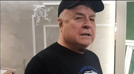 Автор "Пластилиновой вороны" Гладков вышел на сцену с фиолетовой гитарой: видео