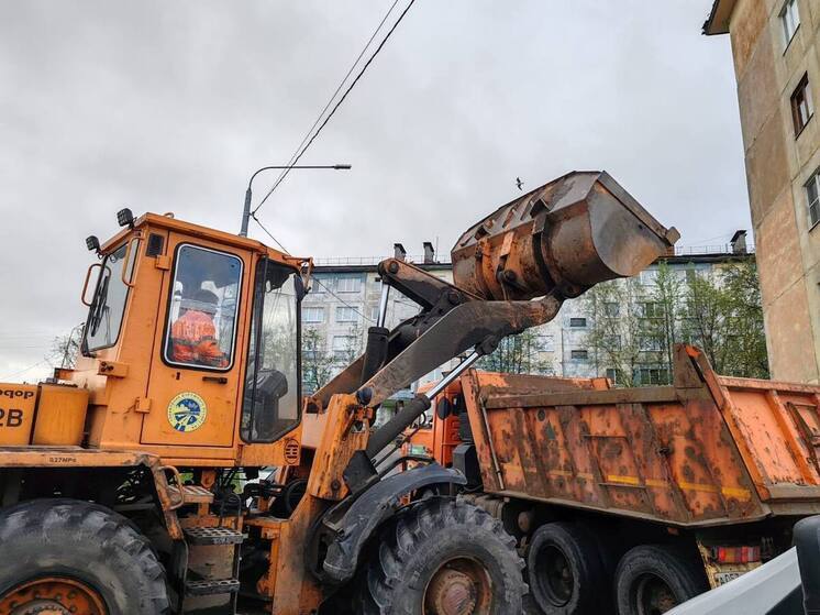 С улично-дорожной сети Мурманска вывезли более 2,5 тысячи кубометров смета