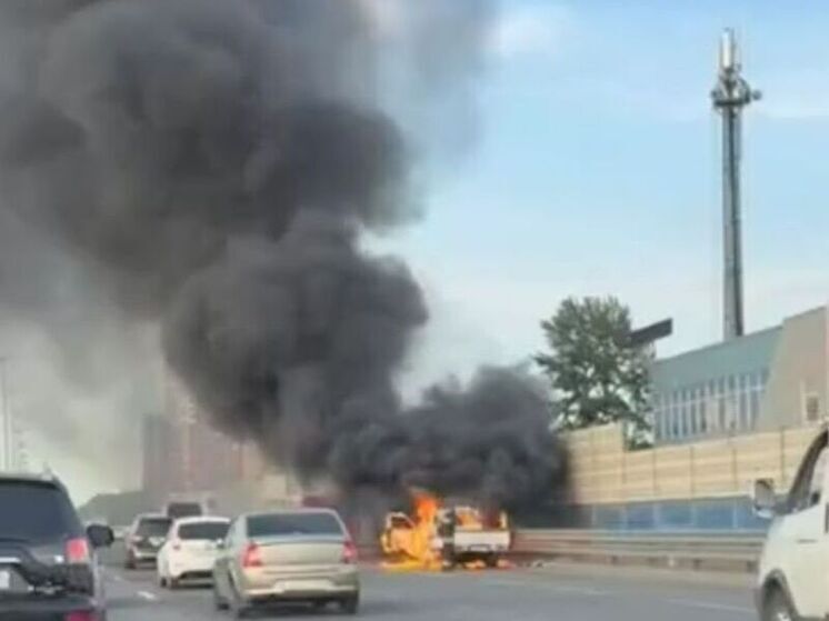 Грузовой автомобиль вспыхнул на дороге недалеко от Подольска
