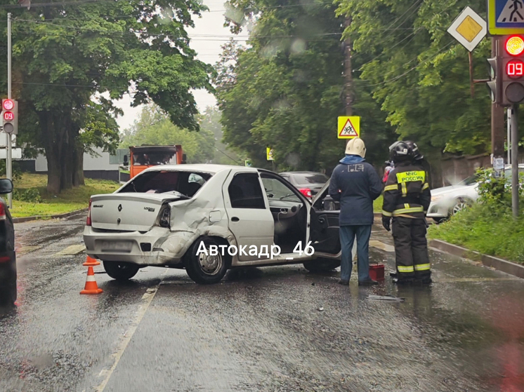 В Курске 29-летний водитель пострадал в ДТП на улице Большевиков