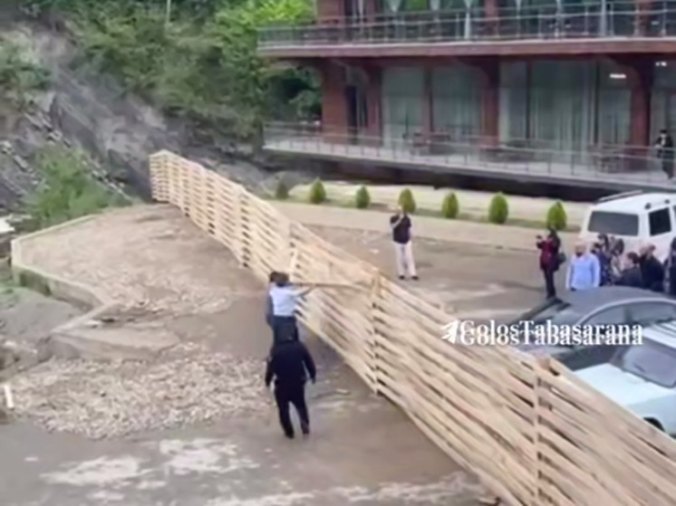 В Дагестане задержали мужчину, пытавшегося крушить забор на Ханагском водопаде