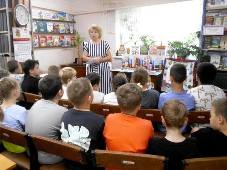 В преддверии Дня России симферопольская библиотека-филиал №4 им. М.М. Коцюбинского организовала литературно-патриотическую программу «Славные символы Отечества». Гостями мероприятия стали участники летней тематической площадки «Веселые ребята» столичной гимназии №9.