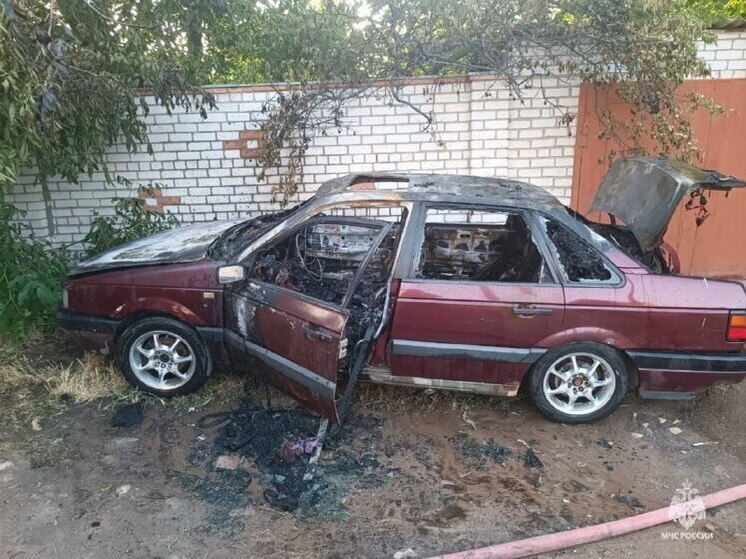 В Советском районе Волгограда из-за короткого замыкания дотла сгорел автомобиль