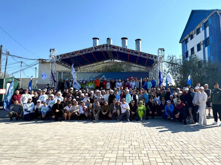 Газовики СТНГ за здоровый образ жизни: утренняя зарядка в сквере газовиков