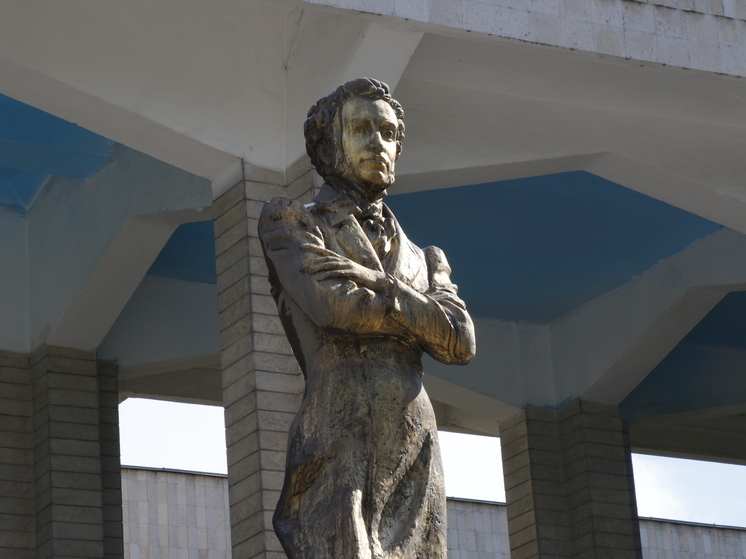 В Бишкеке отреставрировали памятник Пушкину