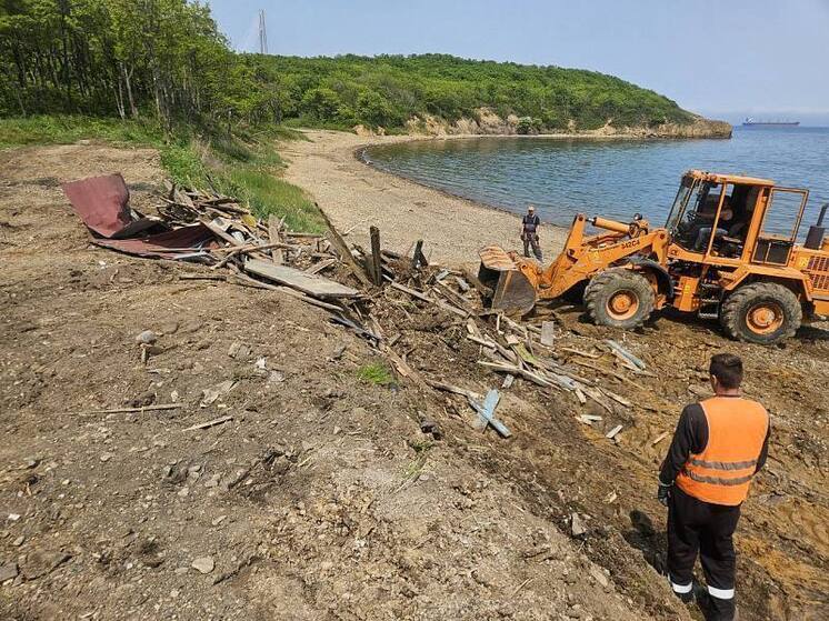 Во Владивостоке очищают улицы от незаконных объектов